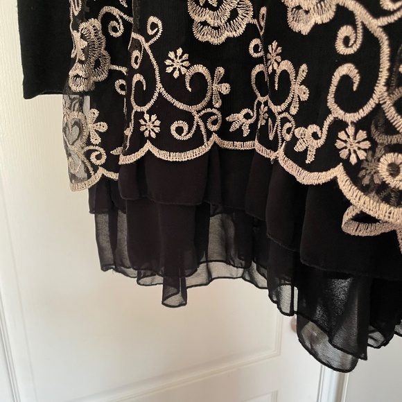 Sz M. Silver Applique Tunic - Picture 8 of 8